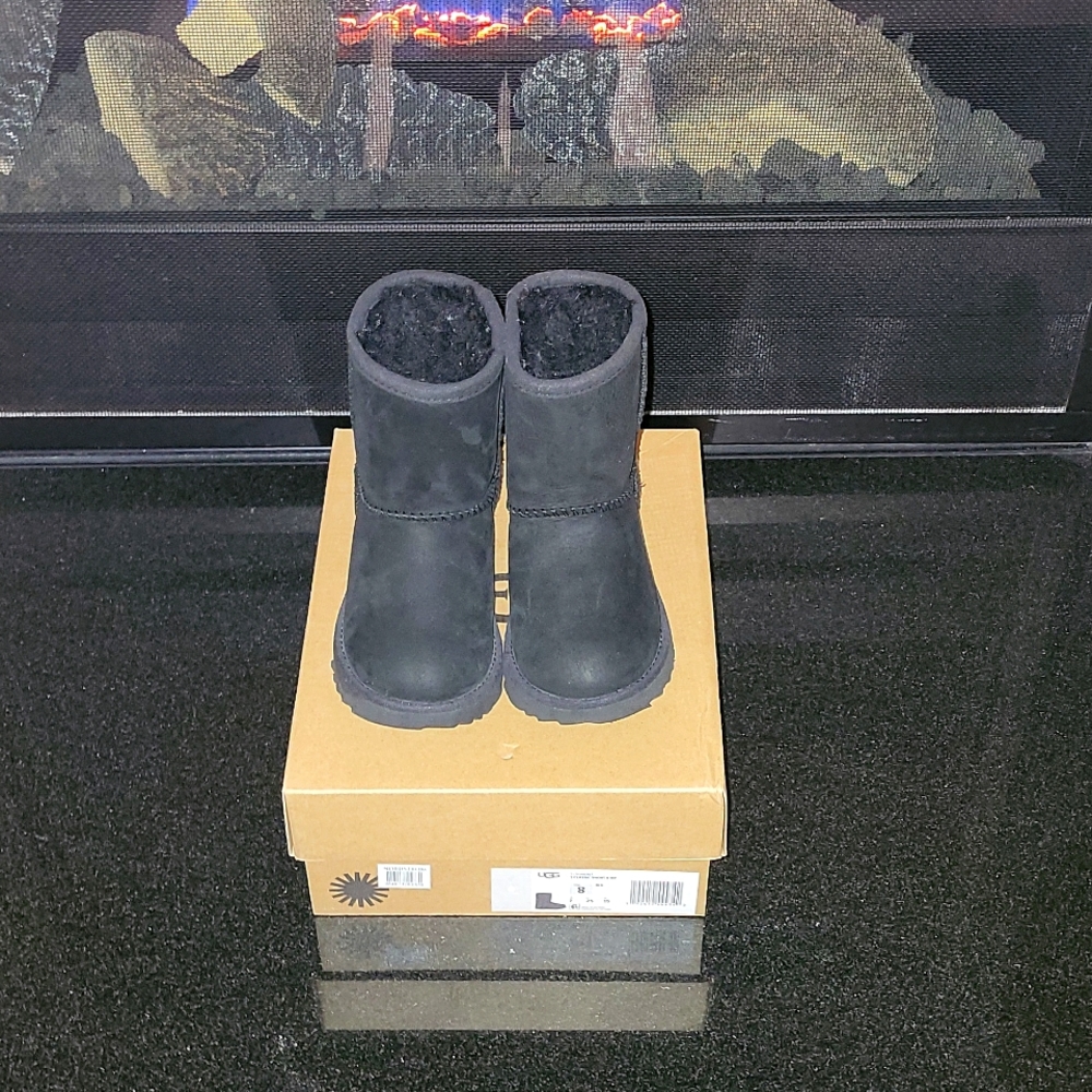 Toddler's Classic Short II Waterproof Uggs-Size 8